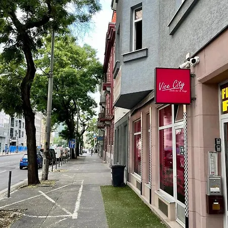 1 St Plaza De Luxe *